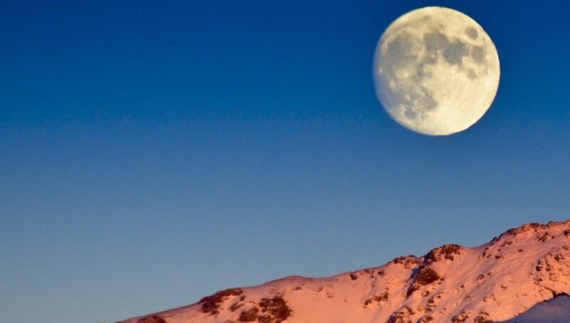 Pleine lune au-dessus de la Gemmi enneigée dans la lumière du soir, image de couverture du week-end au clair de lune de simply.hiking.