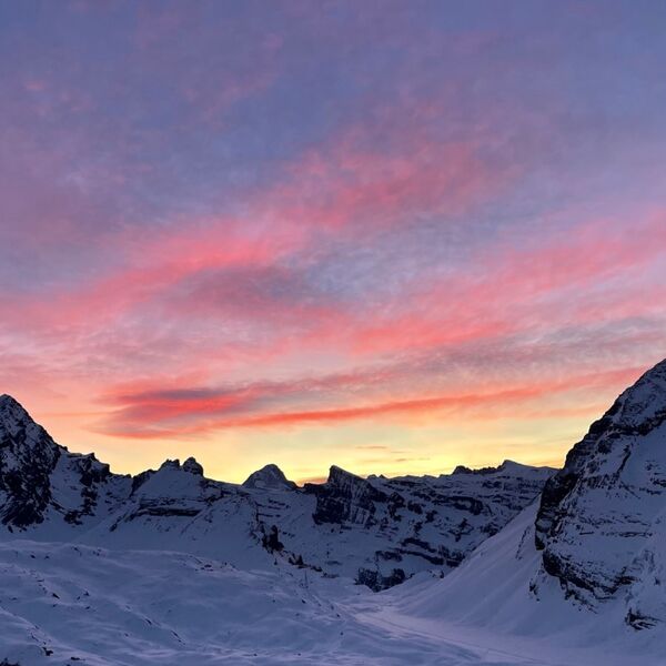 Leuchtend rosa und orangefarbener Morgenhimmel über dem Gemmigebiet