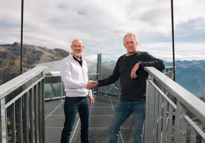 Hôtes à la Gemmi : Roger Büchel (à gauche) et le directeur Wolfgang Loretan se serrent la main sur la plateforme