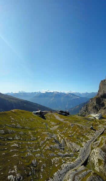 Panorama estival du haut plateau de la Gemmi avec dalles rocheuses, station supérieure et sommets