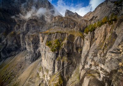 Falaise abrupte de la Gemmi avec les lacets du chemin historique de la Gemmi en automne