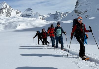 Schneeschuhwanderer mit Rucksäcken auf dem Weg zur Lämmerenhütte