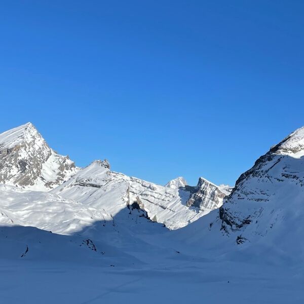 Verschneite Berggipfel zwischen Gemmi und Lämmerenhütte
