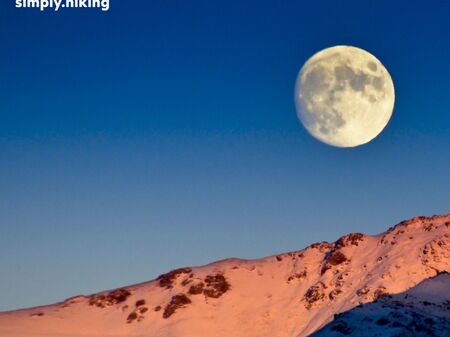 Vollmond über der verschneiten Gemmi im Abendlicht, Titelbild des Mondscheinwochenendes von simply.hiking.