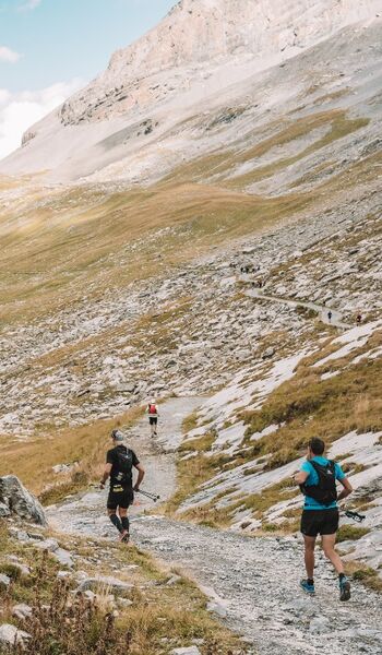 Hochalpines Trailrunning: Läufer auf dem Weg entlang des Daubensees auf der Gemmi-Hochebene